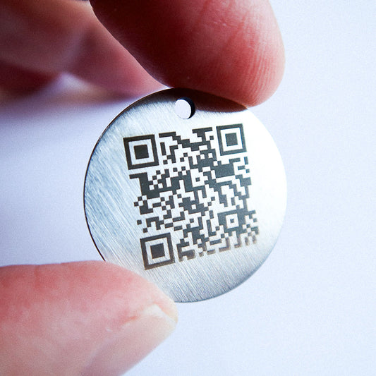 SOS Hundemarke mit Gravur QR Code und Name / Telefon / Tasso