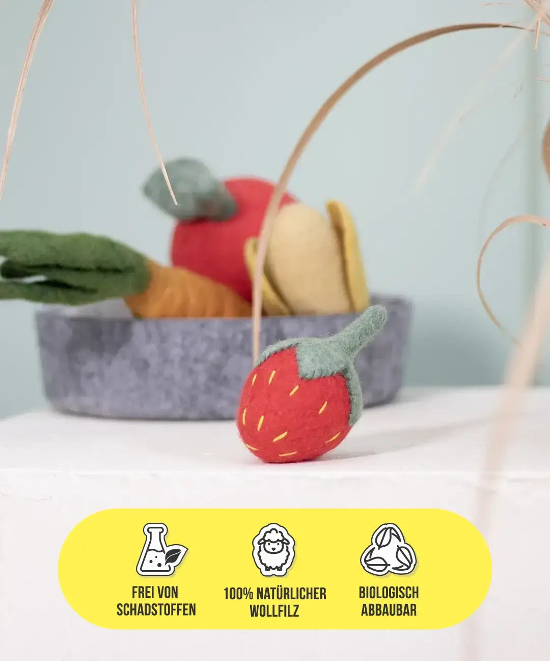 BUDDY. Hundespielzeug aus Wollfilz "Erdbeere"