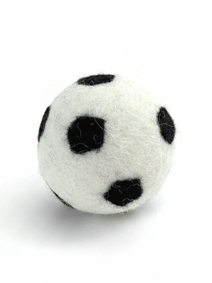 BUDDY. Hundespielzeug aus Schafwolle "Fussball"